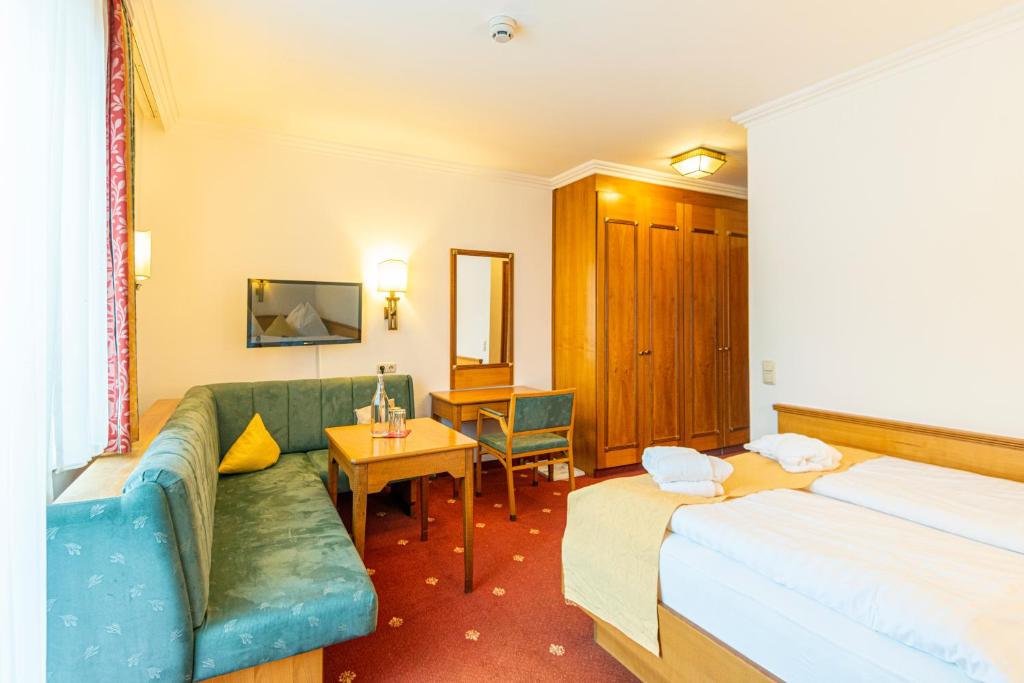 Двухместный (Стандартный двухместный номер с 1 кроватью и балконом - Бесплатный доступ в спа-центр Alpentherme) отеля AKZENT Hotel Germania Gastein, Бад-Хофгаштайн