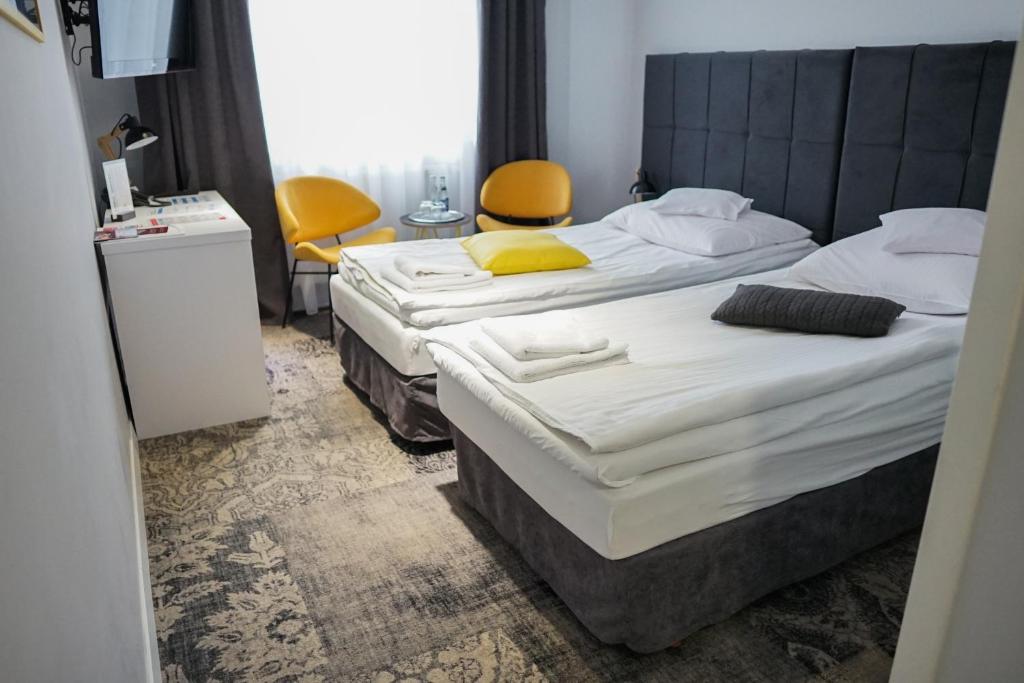 Двухместный (Улучшенный двухместный номер с 2 отдельными кроватями) отеля Hotel Krosno-Nafta, Кросно