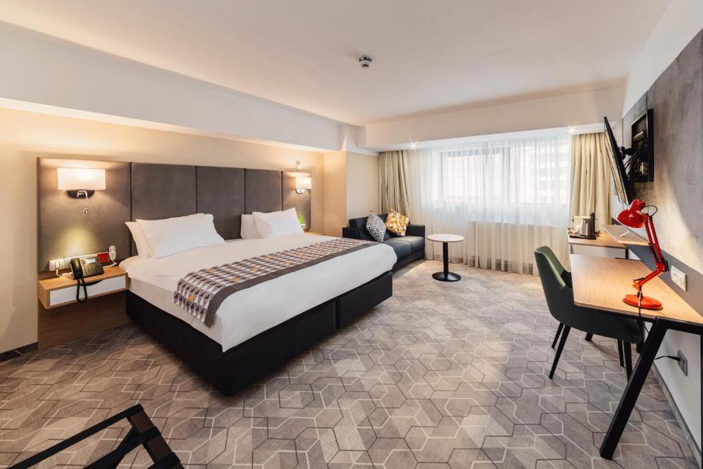 Двухместный (Номер с кроватью размера «king-size» и безбарьерной душевой - Подходит для гостей с ограниченными физическими возможностями) отеля Golden Tulip Times Hotel, Бухарест