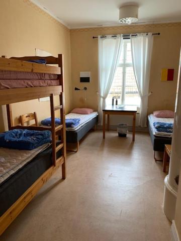 Четырехместный (Четырехместный номер с общей ванной комнатой) хостела STF Hostel Mariestad, Мариестад