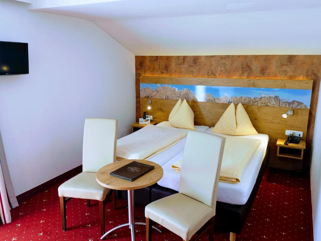Двухместный (Двухместный номер с 1 кроватью или 2 отдельными кроватями и балконом) отеля Hotel Alpenhof, Альпбах