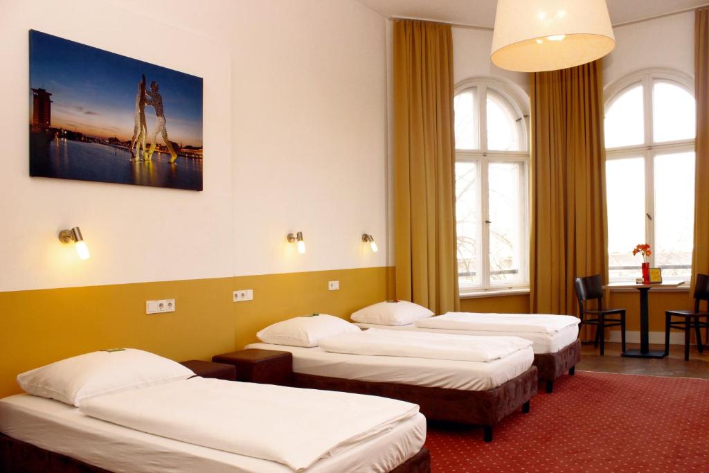 Номер (Кровать в общем номере для мужчин и женщин с общей ванной комнатой и 5 кроватями) хостела Grand Hostel Berlin, Берлин