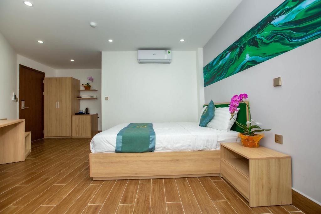 Двухместный (Двухместный номер Делюкс с 1 кроватью (для 2 взрослых и 1 ребенка)) отеля Emerald Hotel Cát Bà, Катба