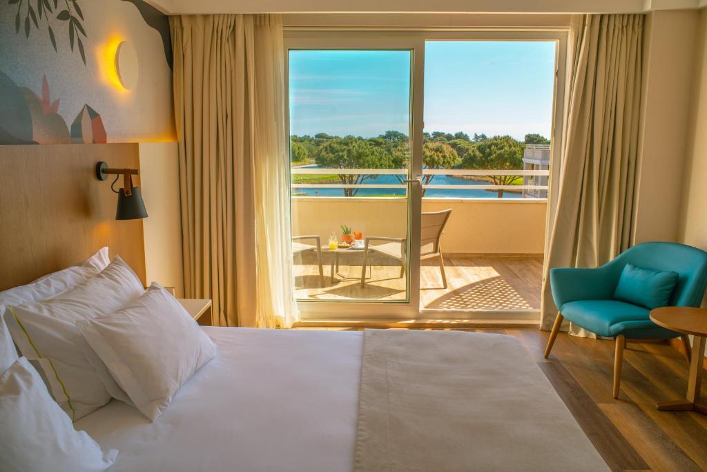 Двухместный (Улучшенный двухместный номер с 1 кроватью или 2 отдельными кроватями, вид на бассейн) отеля Hotel Quinta da Marinha Resort, Кашкайш