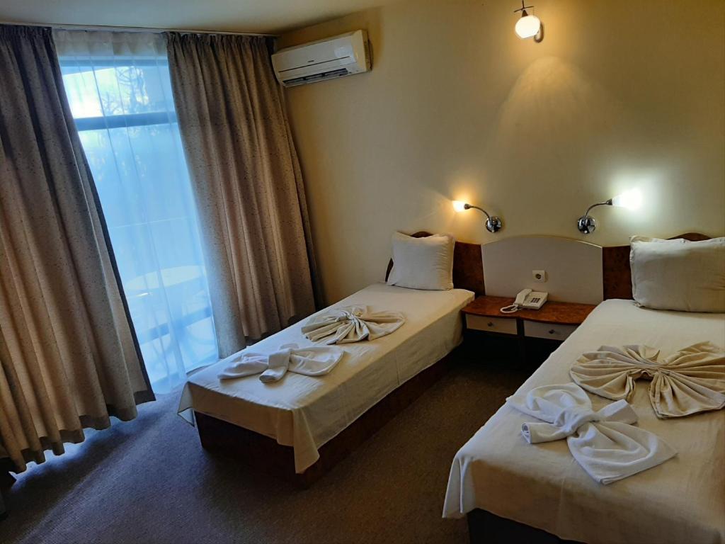 Двухместный (Двухместный номер с 2 отдельными кроватями + дополнительной кроватью (3 взрослых)) отеля Hotel Silver, Золотые Пески