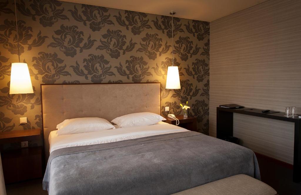 Двухместный (Улучшенный двухместный номер с 1 кроватью или 2 отдельными кроватями) отеля Grande Hotel De Luso, Лузу