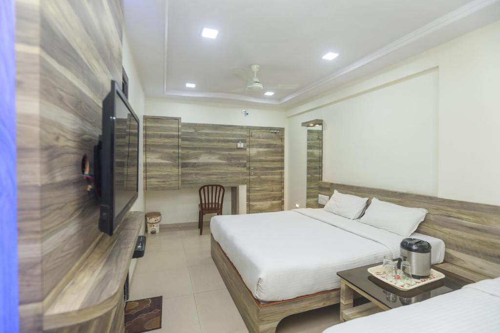 Трехместный (Стандартный трехместный номер) отеля Hotel Midtown, Мумбай