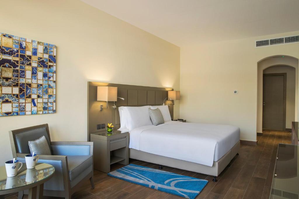 Двухместный (Номер с кроватью размера «king-size» и видом на бассейн) курортного отеля The Cove Rotana Resort - Ras Al Khaimah, Рас-эль-Хайма
