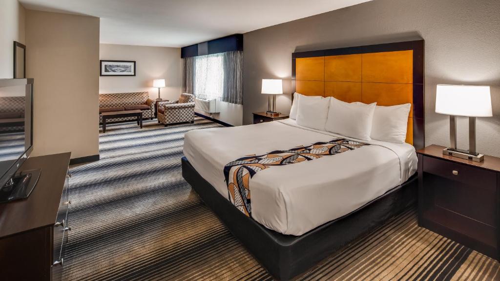 Семейный (Представительский номер с кроватью размера «king-size») отеля Best Western Plus Hyde Park Chicago Hotel, Чикаго