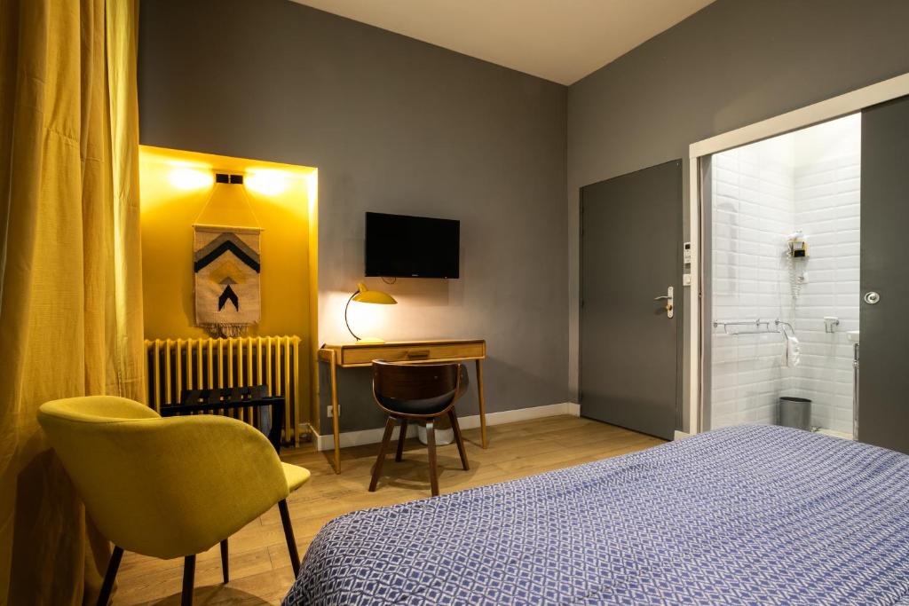 Двухместный (Улучшенный двухместный номер с 1 кроватью) отеля Hôtel Azur, Марсель