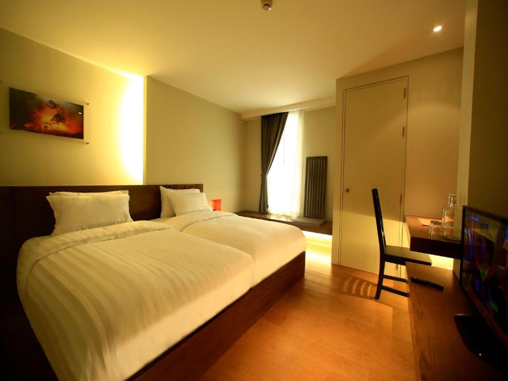 Двухместный (Улучшенный двухместный номер с 2 отдельными кроватями) отеля Silom One, Бангкок