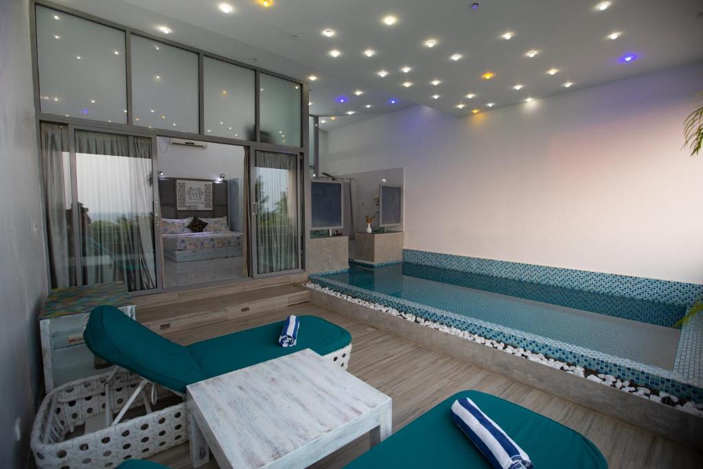 Двухместный (Улучшенный двухместный номер с 1 кроватью и собственным бассейном, вид на море) отеля Villa Thawthisa The Boutique Hotel, Унаватуна