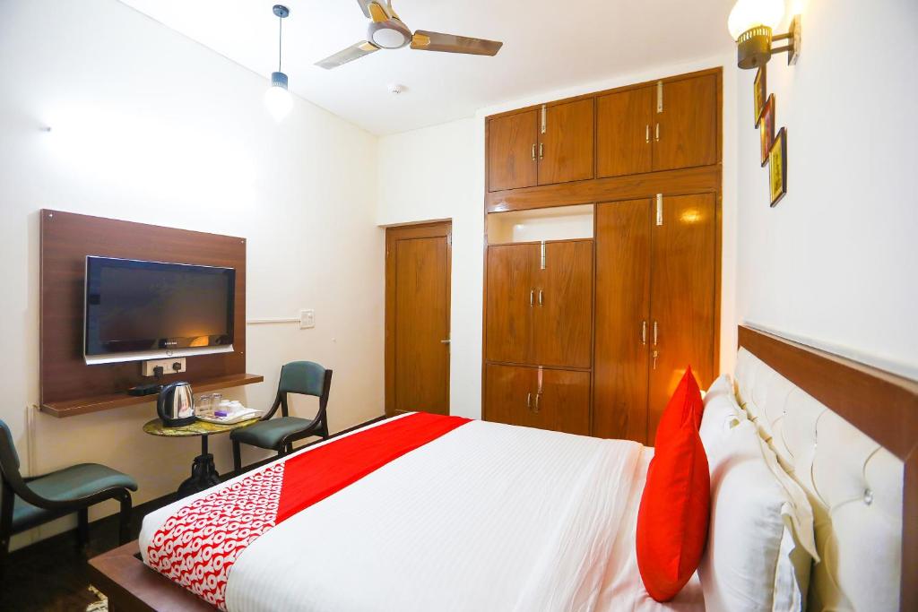 Двухместный (Бюджетный двухместный номер с 1 кроватью) отеля Vaccinated Staff- OYO 62702 Golden Home Stay, Нью-Дели