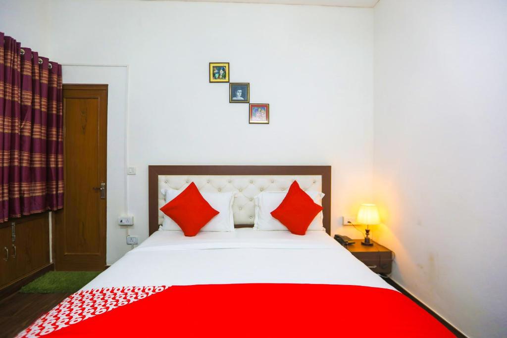 Двухместный (Небольшой двухместный номер с 1 кроватью) отеля Vaccinated Staff- OYO 62702 Golden Home Stay, Нью-Дели