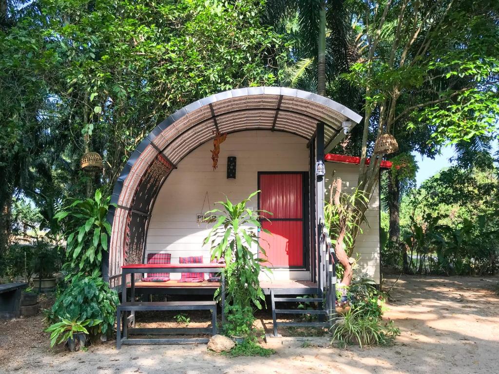 Двухместный (Двухместный номер с 1 кроватью и видом на горы) гостевого дома Baan Suan Thip Homestay, Краби