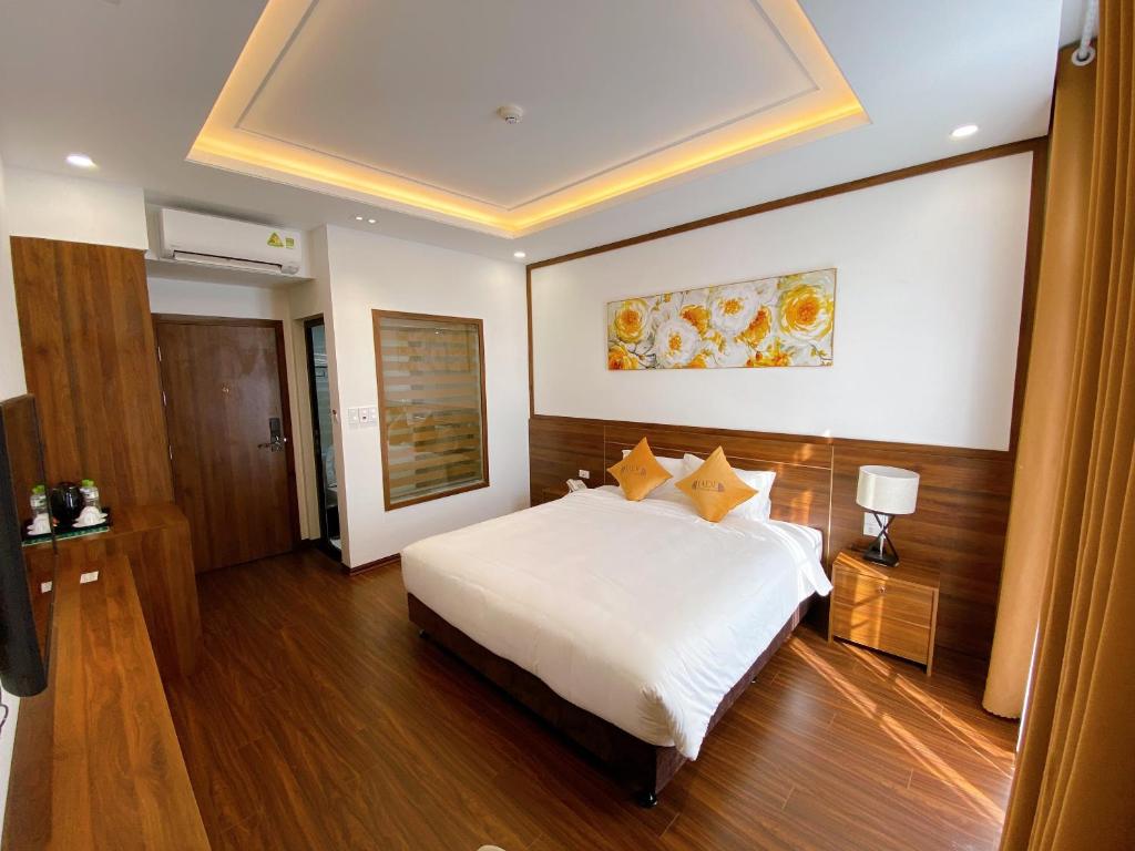 Двухместный (Двухместный номер Делюкс с 1 кроватью или 2 отдельными кроватями и балконом) отеля Jade Ha Long Hotel, Халонг