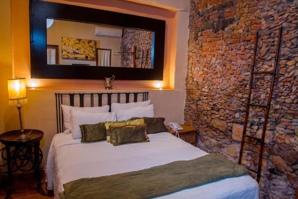 Двухместный (Небольшой двухместный номер с 1 кроватью) отеля Hotel Boutique La Casa del Naranjo, Керетаро