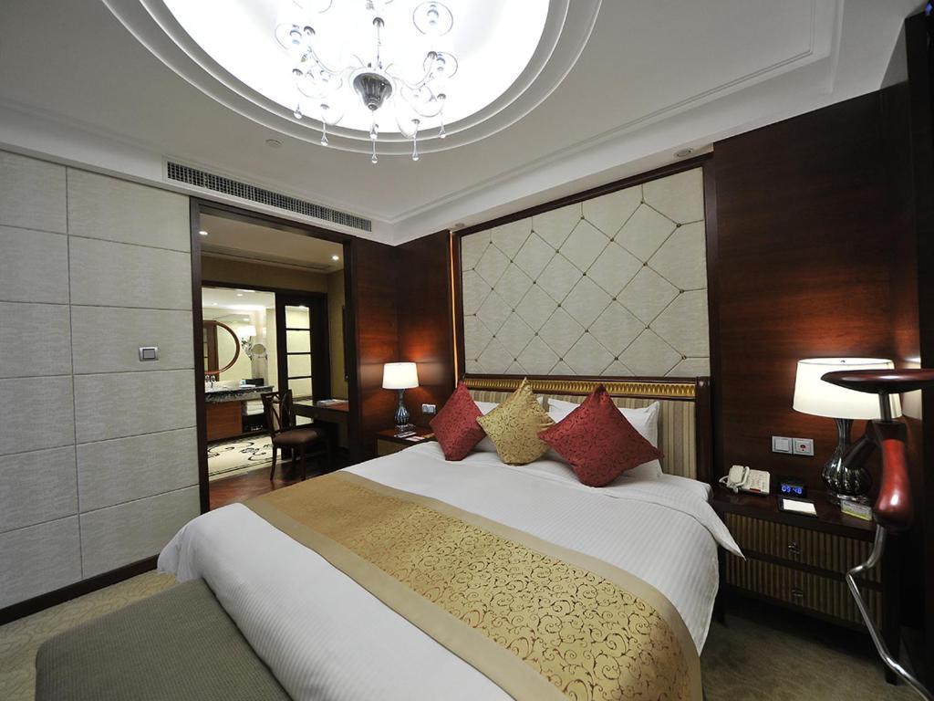 Сьюит (Представительский люкс) отеля Central Hotel Shanghai, Шанхай