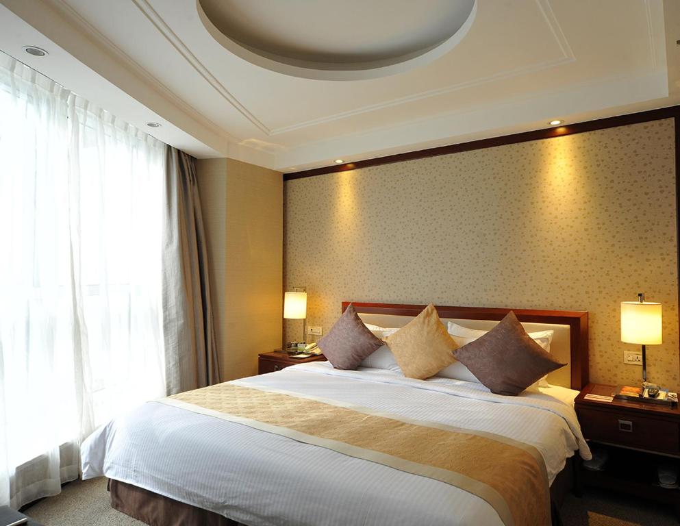 Двухместный (Номер Делюкс с кроватью размера «king-size») отеля Central Hotel Shanghai, Шанхай