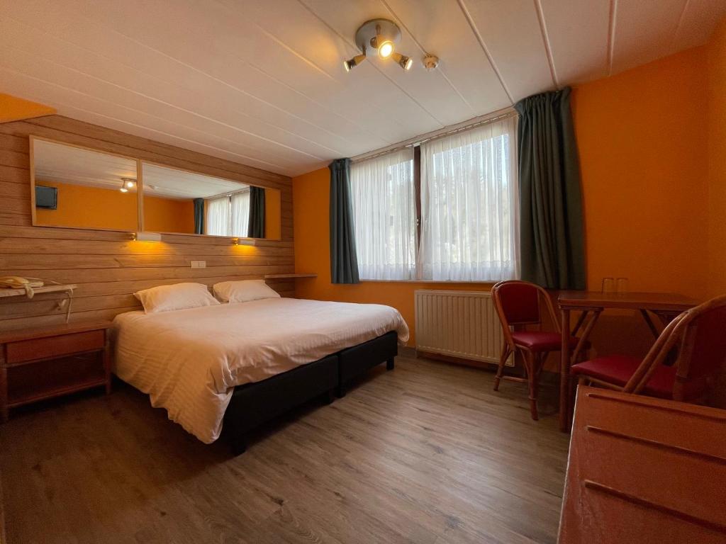 Двухместный (Двухместный номер с 1 кроватью или 2 отдельными кроватями) отеля Hotel Les Arcades, Ла-Рош-ан-Арден