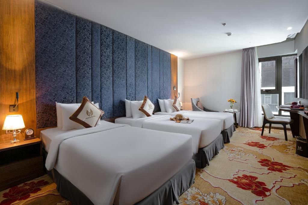 Трехместный (Трехместный номер Делюкс с частичным видом на море) отеля Vesna Hotel, Нячанг