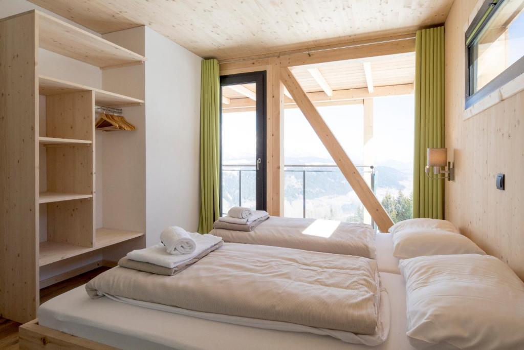Номер (Four-Bedroom Chalet with outdoor hot tub) апартамента Alpenchalets Reiteralm by Alps Residence, Шладминг