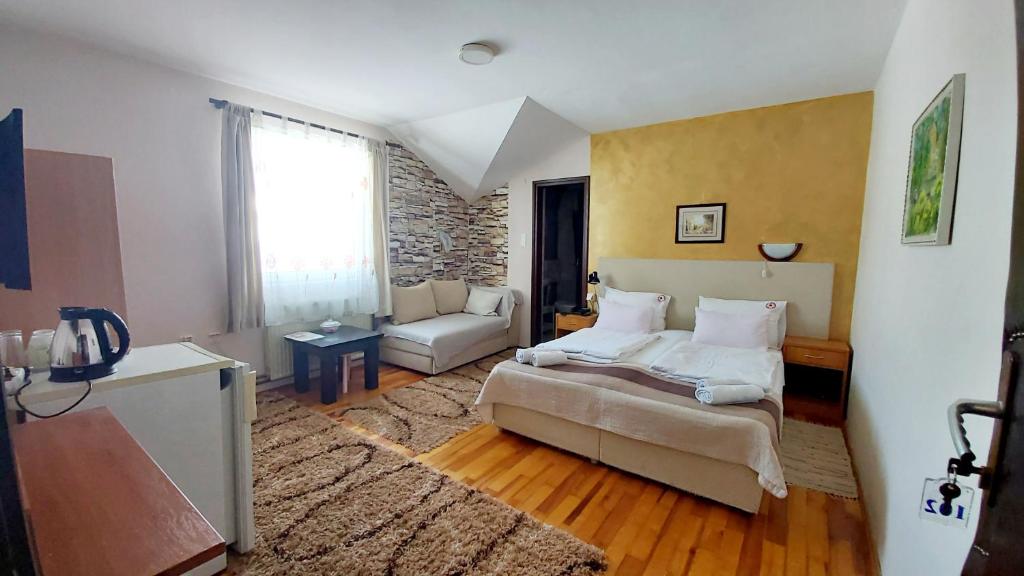 Двухместный (Двухместный номер с 1 кроватью или 2 отдельными кроватями и дополнительной кроватью) гостевого дома Guesthouse Dabić, Златибор
