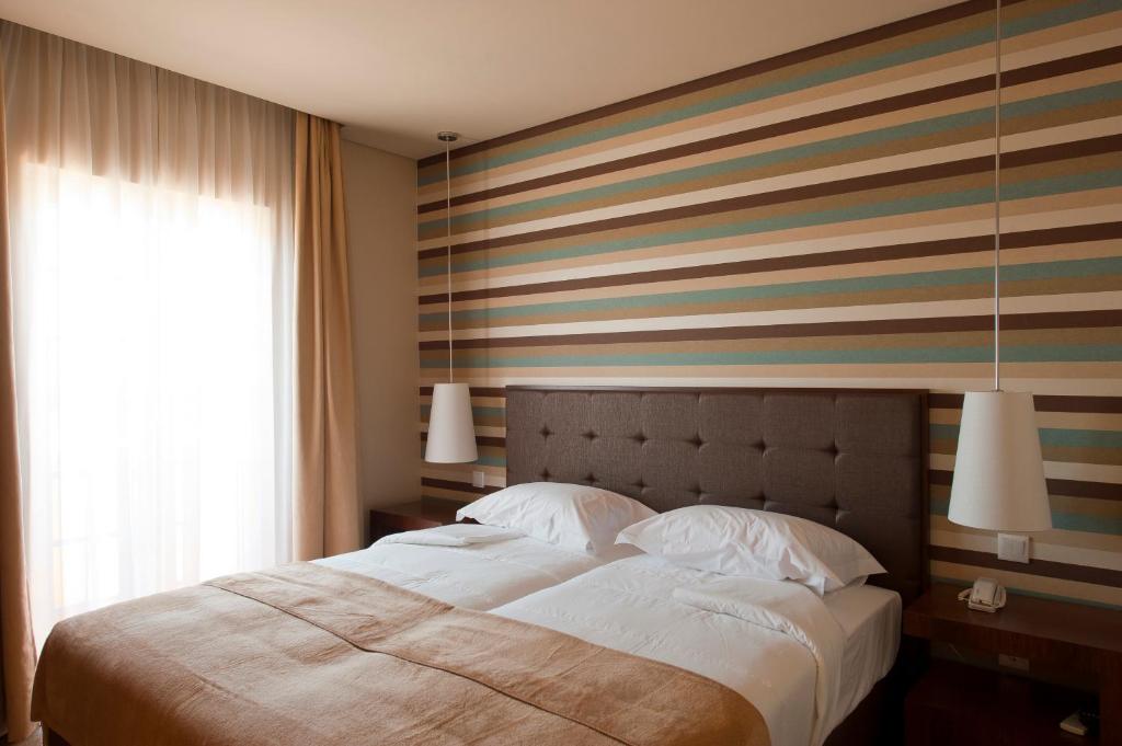 Трехместный (Двухместный номер с 1 кроватью и дополнительной кроватью (для 2 взрослых и 1 ребенка в возрасте до 12 лет)) отеля Grande Hotel De Luso, Лузу