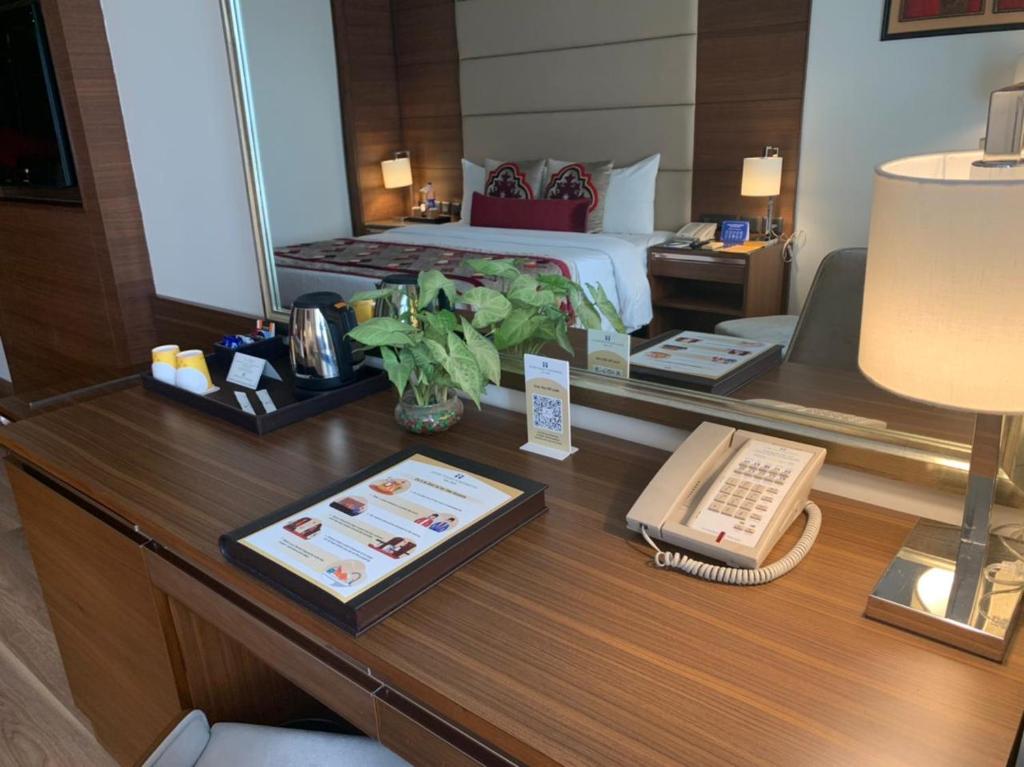 Двухместный (Executive Double Room with complimentary one way airport transfer, with 20% discount on food and soft beverages; Early check in and late check out (4 hrs. Subject to avl); Upgrade to next category (subject to avl)), Jaypee Vasant Continental