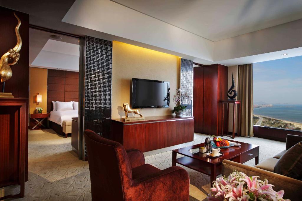 Сьюит (Люкс с 1 спальней и кроватью размера «king-size», вид на море) отеля Crowne Plaza Yantai Sea View, Яньтай