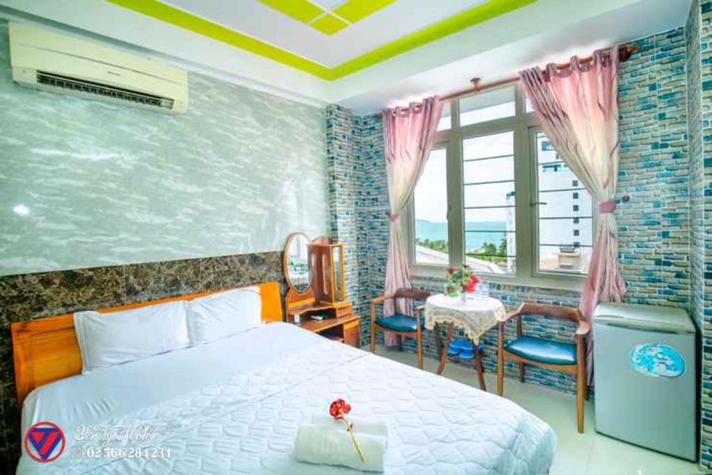 Двухместный (Двухместный номер Делюкс с 1 кроватью и видом на море) отеля Yen Vy Hotel, Куинён