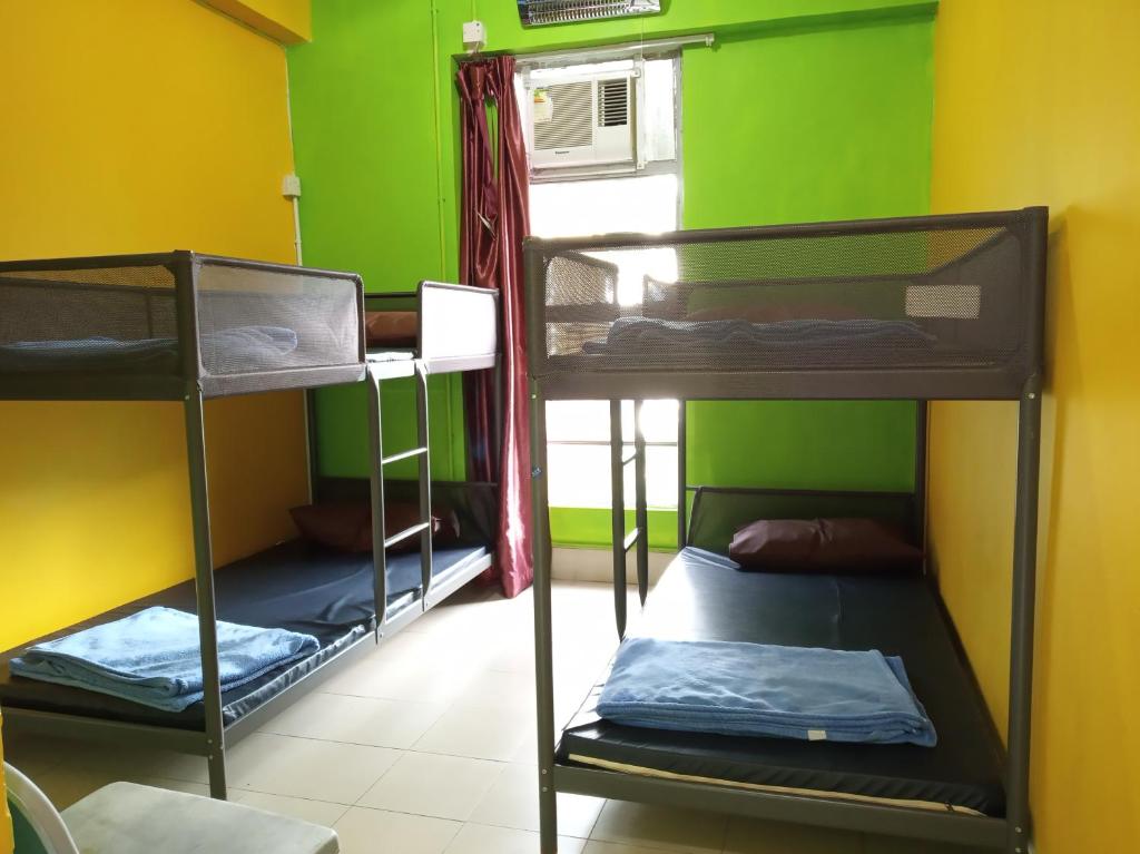 Четырехместный (4-Person Private Dormitory with Shared Bathroom) хостела YHA Bradbury Jockey Club Youth Hostel, Гонконг (город)