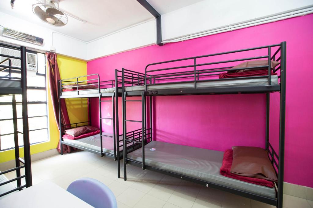 Номер (1 Bed in 6-Person Male Dormitory with Shared Bathroom) хостела YHA Bradbury Jockey Club Youth Hostel, Гонконг (город)