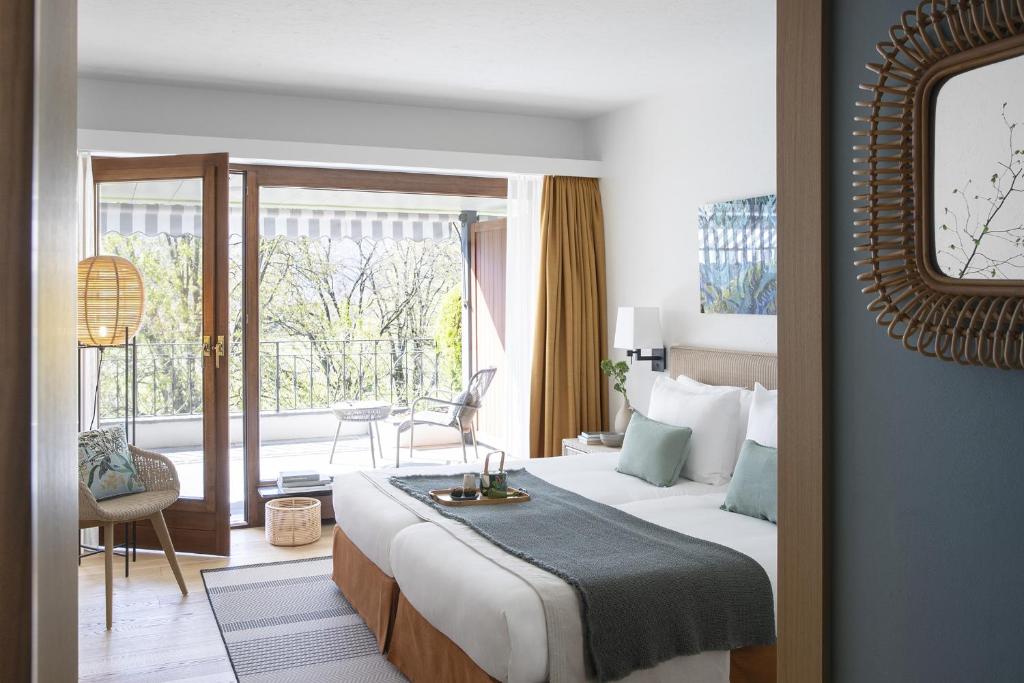 Двухместный (Улучшенный двухместный номер с 1 кроватью и балконом) отеля Castello del Sole Beach Resort&SPA, Аскона