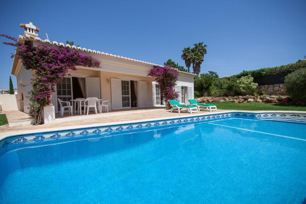Вилла (Detached Three-Bedroom Villa with Private Pool) гостевого дома Quinta do Rosal, Карвуэйру