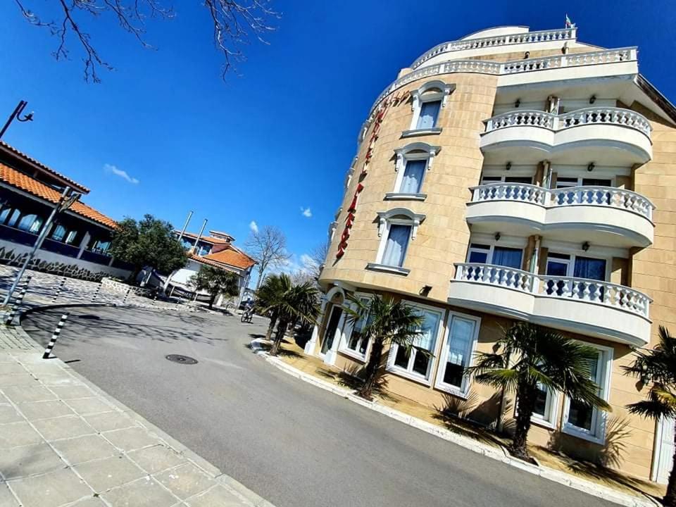Четырехместный (Семейный номер с балконом) отеля Hotel Paros, Поморие