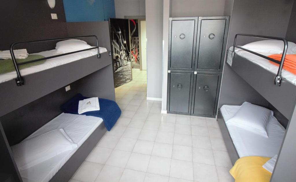 Номер (Кровать в общем 4-местном номере для мужчин и женщин), New Generation Hostel Urban Navigli