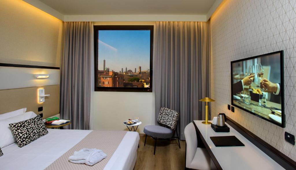 Двухместный (Улучшенный двухместный номер с 1 кроватью, вид на город) отеля Aemilia Hotel Bologna, Болонья