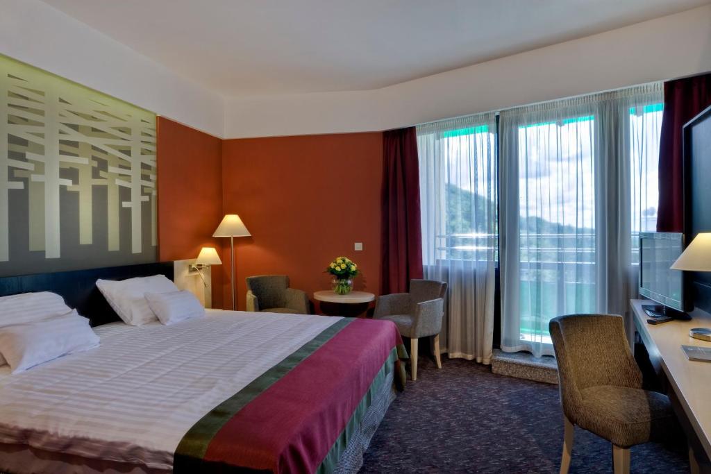 Двухместный (Двухместный номер Делюкс с 1 кроватью или 2 отдельными кроватями и балконом) отеля Danubius Health Spa Resort Bradet****, Совата