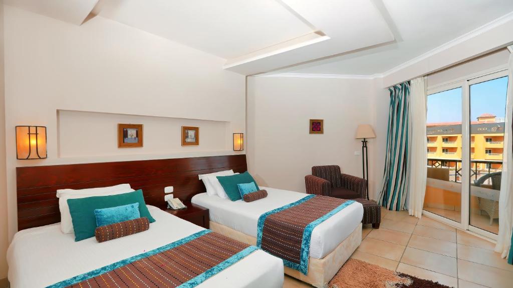 Четырехместный (Четырехместный номер) курортного отеля Amwaj Blue Beach Resort & Spa, Хургада