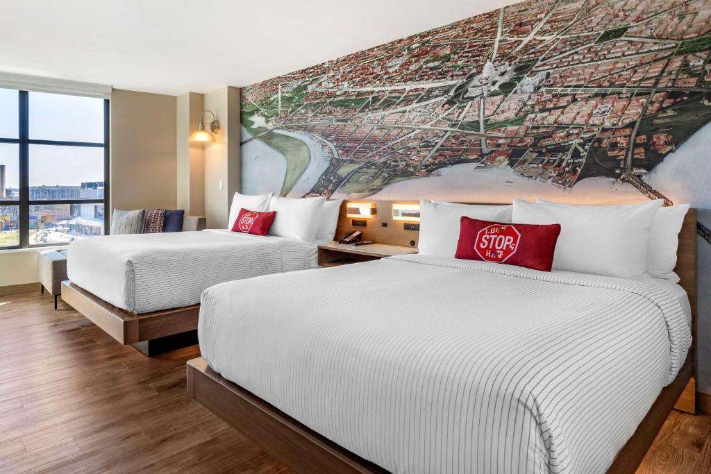 Четырехместный (Queen Room with Two Queen Beds, Larger Unit - Non Smoking) отеля Cambria Hotel Washington D.C. Capitol Riverfront, Вашингтон