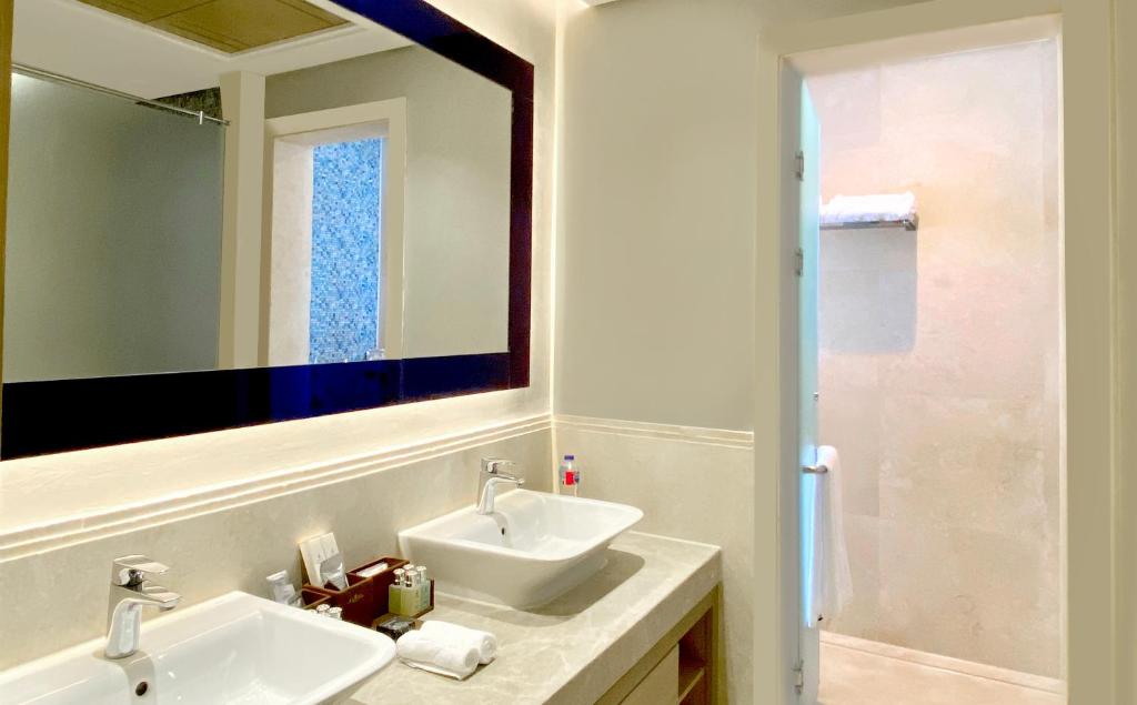 Сьюит (Суперлюкс «Лагуна» с кроватью размера «king-size» и видом на море) отеля Rixos Premium Magawish Suites and Villas, Хургада