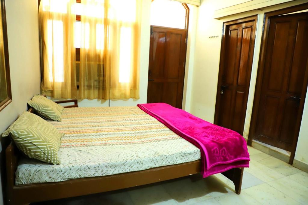Двухместный (Бюджетный двухместный номер с 1 кроватью) гостевого дома Shree Shree Radha Shyam Palace, Вриндавана