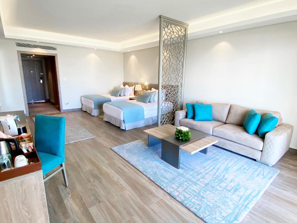 Сьюит (Люкс Твин с видом на сад) отеля Rixos Premium Magawish Suites and Villas, Хургада