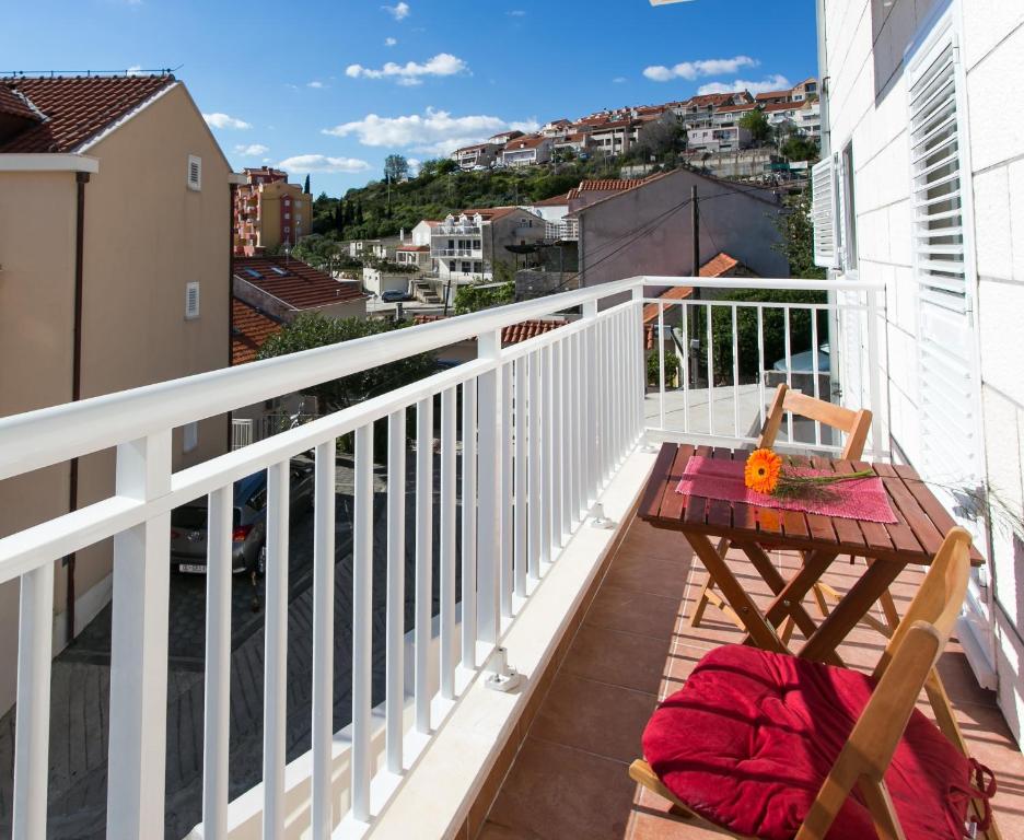 Апартаменты (Four Bedroom Apartment with Balcony and Sea View), Guest House Letizia