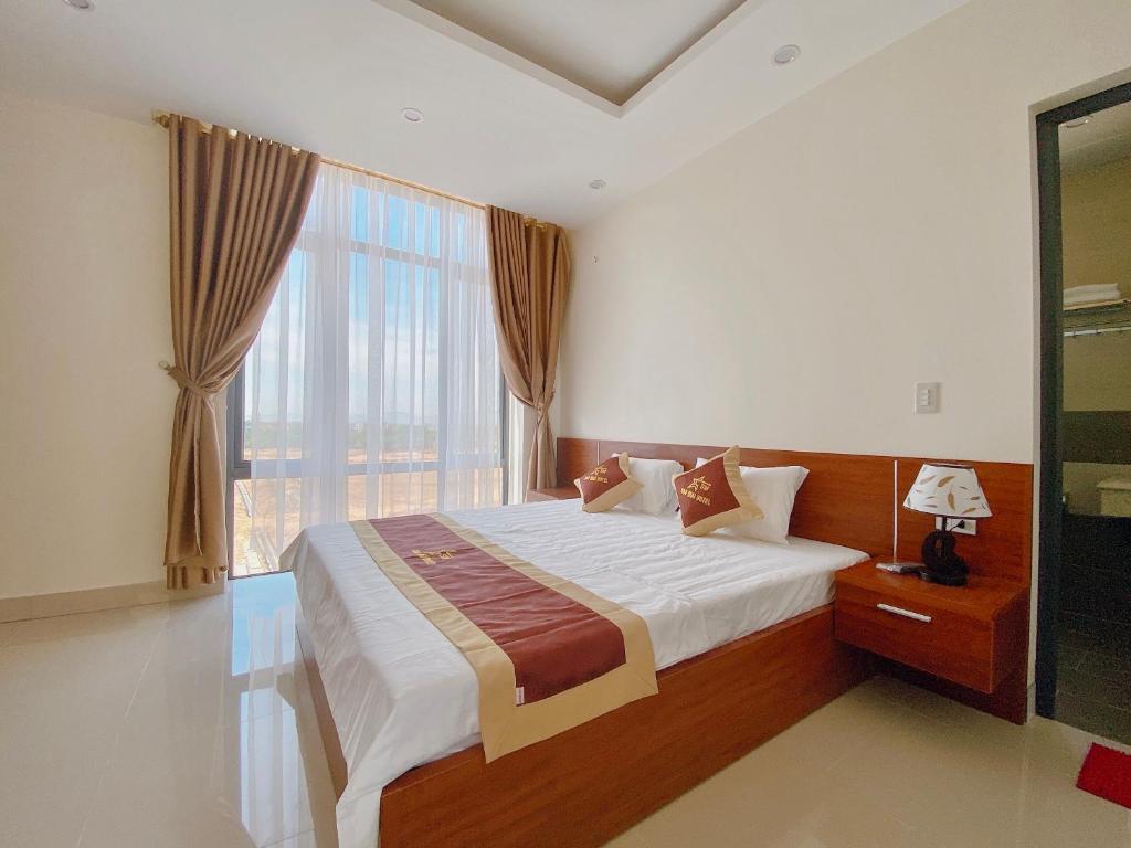 Двухместный (Улучшенный номер с кроватью размера «king-size») отеля Khách Sạn Sao Mai, Винь