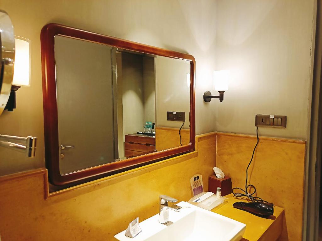 Сьюит (King Suite with Pool Access - Non-Smoking) отеля The Amaya Resort Kolkata NH6, Калькутта