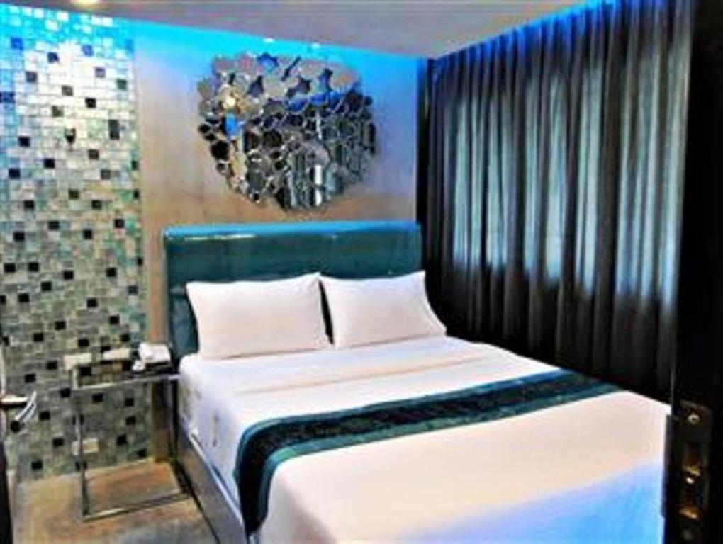 Двухместный (Улучшенный двухместный номер с 1 кроватью) отеля Blutique Hotel, Бангкок