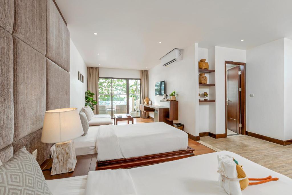 Двухместный (Двухместный номер Делюкс с 1 кроватью или 2 отдельными кроватями и видом на пляж) отеля Baan Laimai Beach Resort, Пхукет