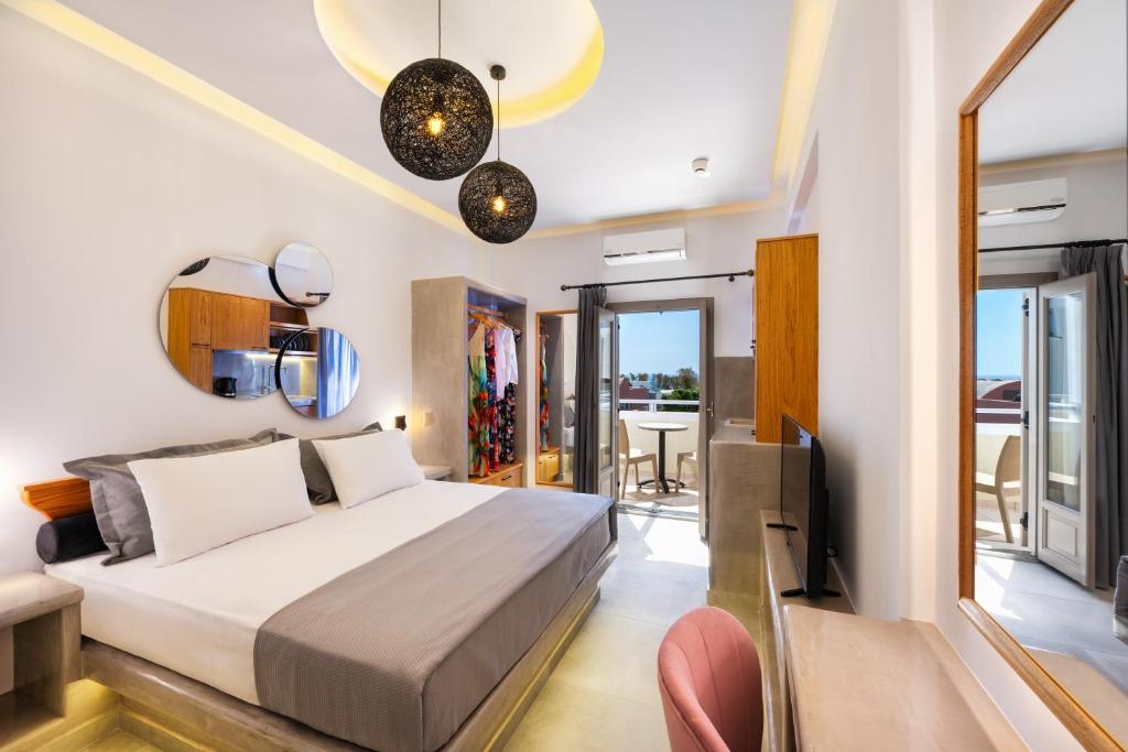 Двухместный (Улучшенный номер с кроватью размера «queen-size») апарт-отеля Villa Eleftheria, Периволос